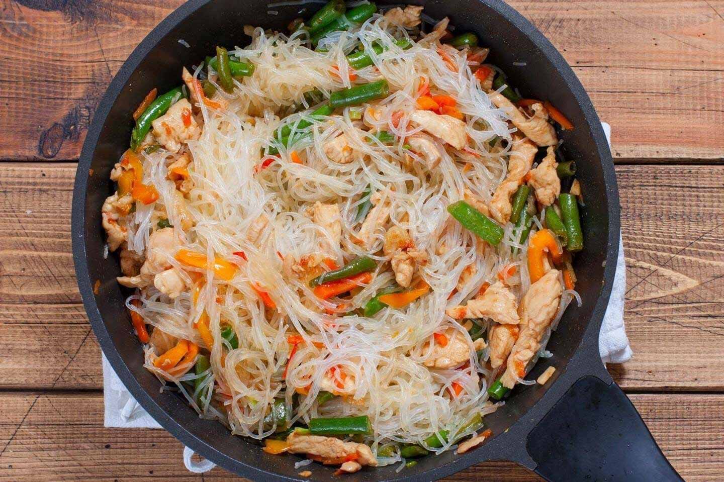 Корейский салат из фунчозы с курицей и овощами