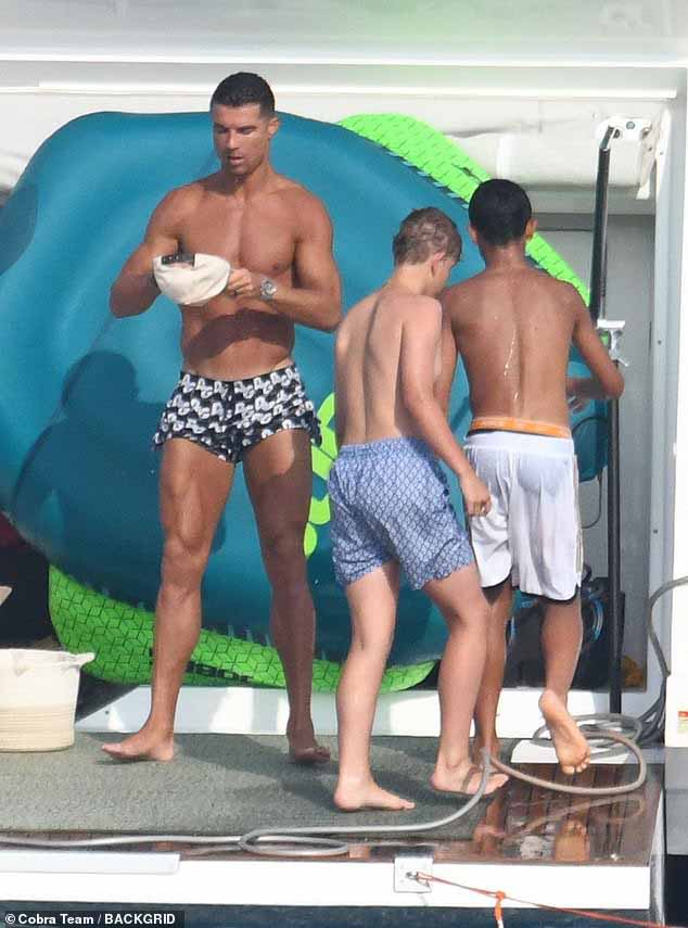 Подготовка: он наслаждался трофеями идиллической воды