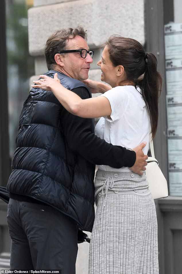 Идти дальше? Кэти Холмс и агент по поиску талантов Джереми Барбер подогрели слухи о романе после дружеского объятия на прогулке в Нью-Йорке в субботу утром.