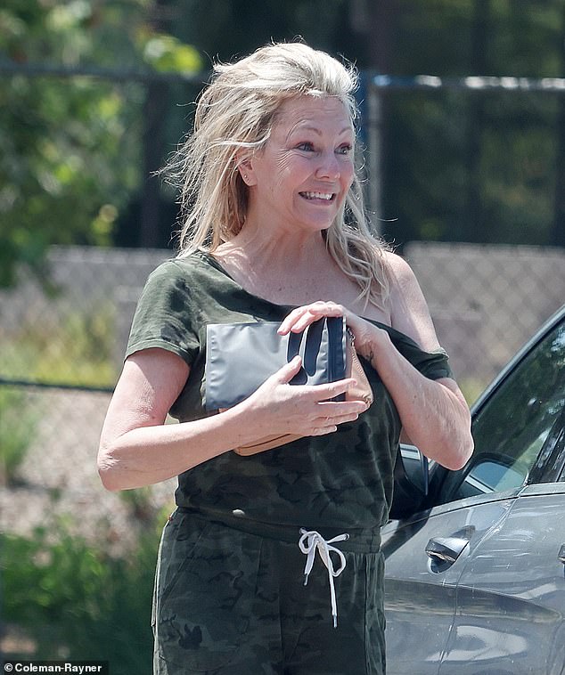 Источники сообщают DailyMail.com, что 61-летняя Хизер Локлир снова пьет, несмотря на то, что протрезвела в 2019 году и после 20 пребывания в реабилитационном центре и нескольких арестов.