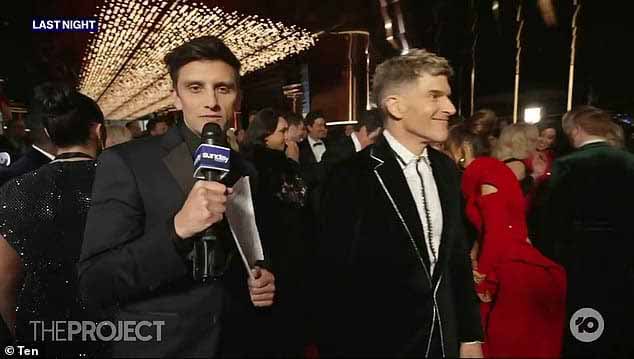 Сэм Тонтон поделился очень неловким моментом на церемонии вручения наград Logie Awards 2023 в воскресенье вечером. После интервью с Ошером Гансбергом на красной дорожке Сэм протянул руку для рукопожатия, но получил отказ. Оба на фото