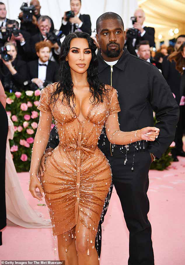 Клип от KUWTK показывает, как Канье отчитывает Ким за то, что она согласилась надеть откровенное платье в стиле корсета на Met Gala в 2019 году. (На фото на красной дорожке мероприятия)