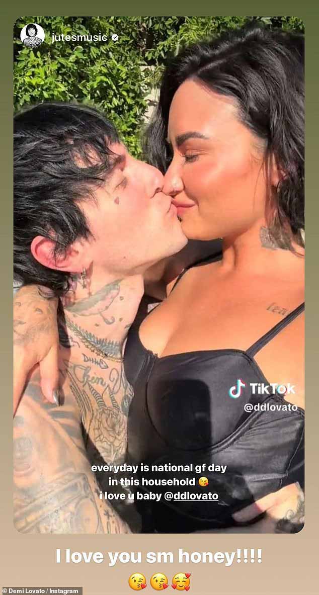 Demi x Jutes: Доказывая, что купальник является явным фаворитом, звезда социальных сетей также потрясла его, собирая КПК со своим кавалером Jutes в конце июля.