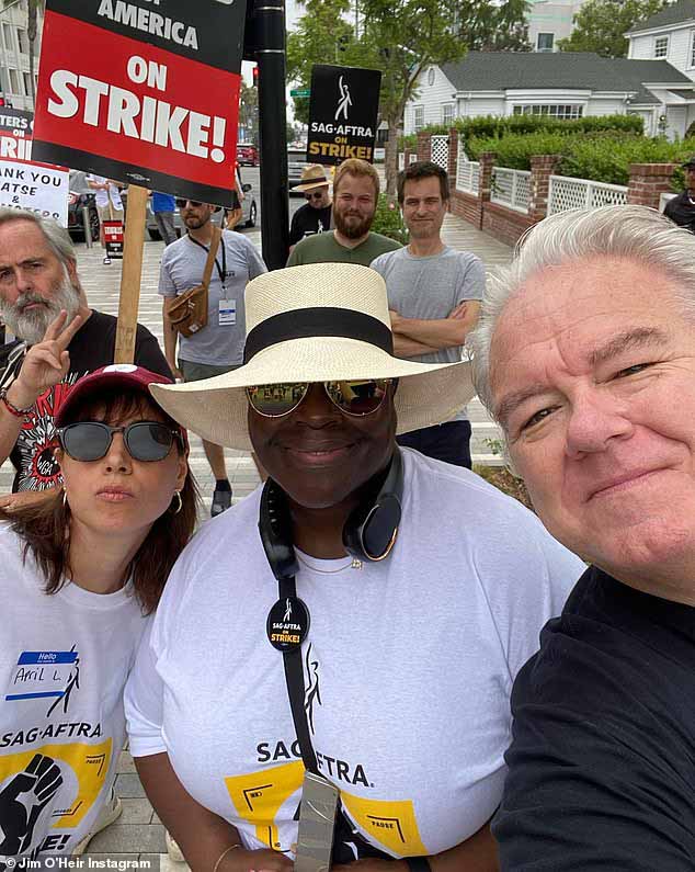 Призыв к справедливому контракту: 14 июля члены SAG-AFTRA объявили забастовку из-за продолжающегося трудового спора с Альянсом продюсеров кино и телевидения (AMPTP);  Плаза, Ретта и О'Хейр на линии пикета.