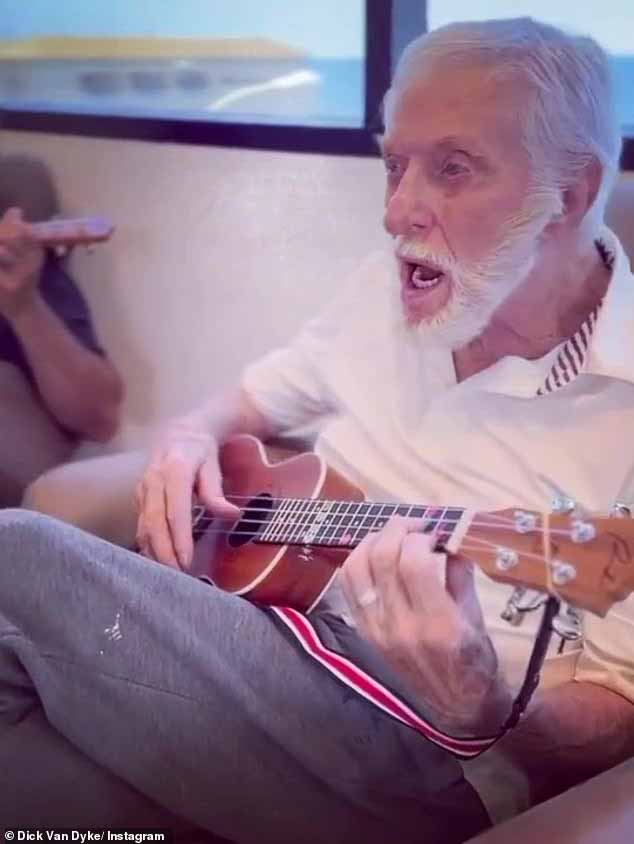 Мюзикл: 97-летний актер сказал, что «никогда не поздно начать что-то новое», играя на гавайской гитаре, и спросил: «Где F?»