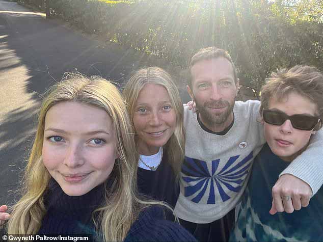 Это 17-летний Мозес Мартин, сын Гвинет Пэлтроу, 50 лет, и фронтмена Coldplay Криса Мартина, 46 лет, на фото со своими родителями и сестрой Эппл, 19 лет.