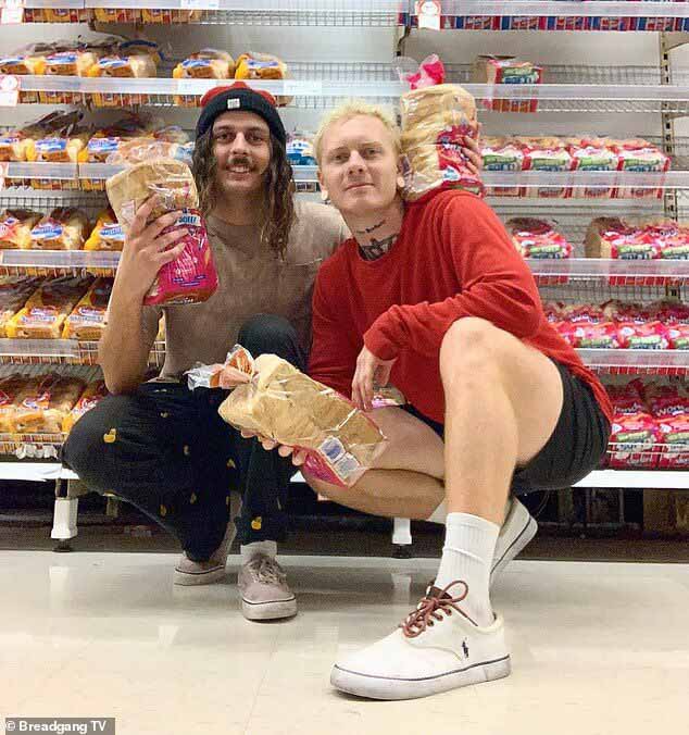 Австралийские диджеи Bread Gang загрузили на You Tube видеоролик, показывающий, как им удалось проникнуть на аншлаговый фестиваль электронной музыки Creamfilds North в Великобритании в минувшие выходные.