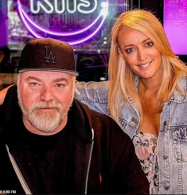 Кайл Сандилендс из KIIS FM, 52 года (слева), и Джеки «О» Хендерсон, 48 лет (справа), во вторник пригласили женщину-регулировщика на свое шоу, чтобы показать, почему дамы с леденцами-леденцами такие привлекательные.