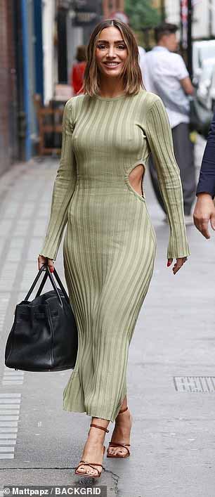 Ух ты: Фрэнки выглядела сенсационно в платье Pretty Lavish за 65 фунтов на одной прогулке