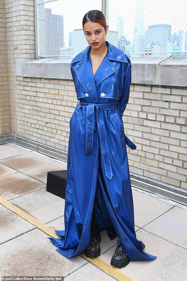 Красота в синем: Tommy Genesis смоделировал королевский синий плащ из искусственной кожи и армейские ботинки с шипами.