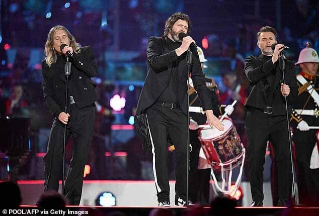 Зажигая всеобщий огонь: Take That (LR) Марк Оуэн, Говард Дональд и Гэри Барлоу планируют вернуться в чарты со своей первой оригинальной песней с 2017 года.