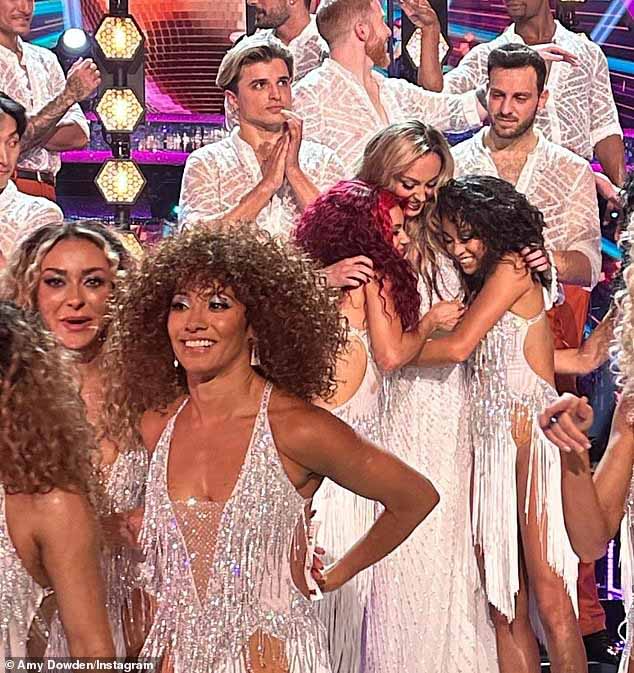 Sweet: 33-летняя профессиональная танцовщица в воскресенье зашла в Instagram, чтобы поделиться каруселью фотографий со своего возвращения, на которых показано, как она общается с коллегами по фильму после того, как посетила предварительные съемки вступительного номера шоу «несколько недель назад».