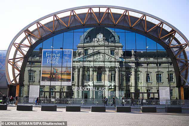 Ведущий: Знаменитости прибыли в Grand Palais Ephemere (на фото), где во вторник проходил показ мод Chanel.
