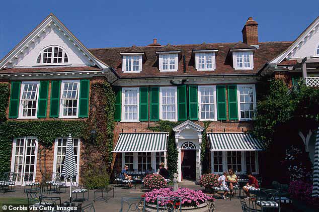 Роскошно: Карен и Джордан поженились в пятизвездочном отеле Chewton Glen, загородном доме 18 века на границе с Нью-Форестом.