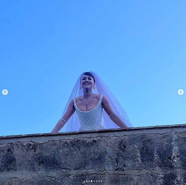 Связали себя узами брака: 38-летняя актриса и ее давний партнер-диджей поженились в эти выходные со звездным списком гостей, в который вошли более 250 членов их семьи и друзей.
