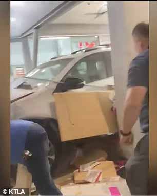 Полиция сообщила, что 84-летняя женщина за рулем Toyota RAV4 врезалась в здание, сбив Калито и еще несколько человек внутри.