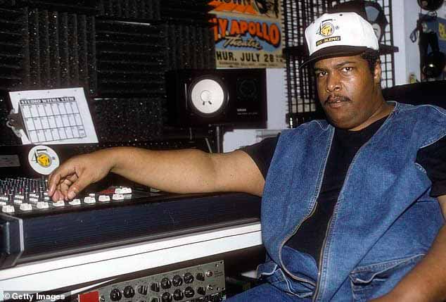 Подробности: DJ Mark the 45 King умер в возрасте 62 лет. Профессионал музыкальной индустрии работал с такими громкими именами, как Эминем, Jay-Z и Queen Latifah, которые почтили его память после известия о его кончине.