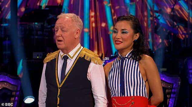 Наш опрос говорит - ты выбыл!  Бывший ведущий Family Fortunes Лесс Деннис и его партнерша Нэнси Сюй были исключены из Strictly Come Dancing во время воскресного отборочного шоу.