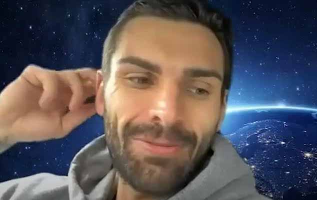 Забавно: хотя он и настаивал на том, что между ним и Сэмом нет вражды, он признал, что хотел бы, чтобы звезда реалити-шоу столкнулась с ужасными испытаниями еды.