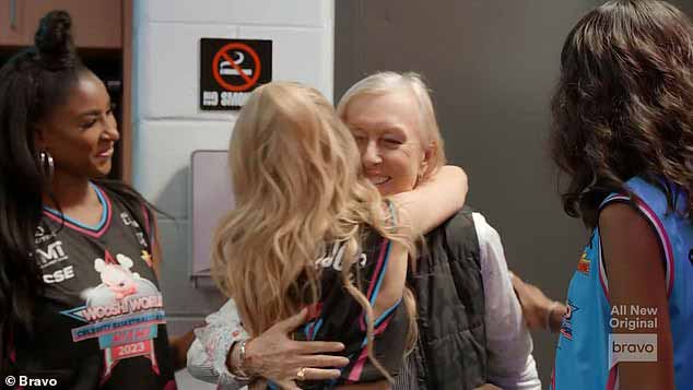 Теплый прием: Джулия прибыла с Мартиной, и Адриана рассказала ей, что поездка на арену была похожа на поездку с «гиенами».