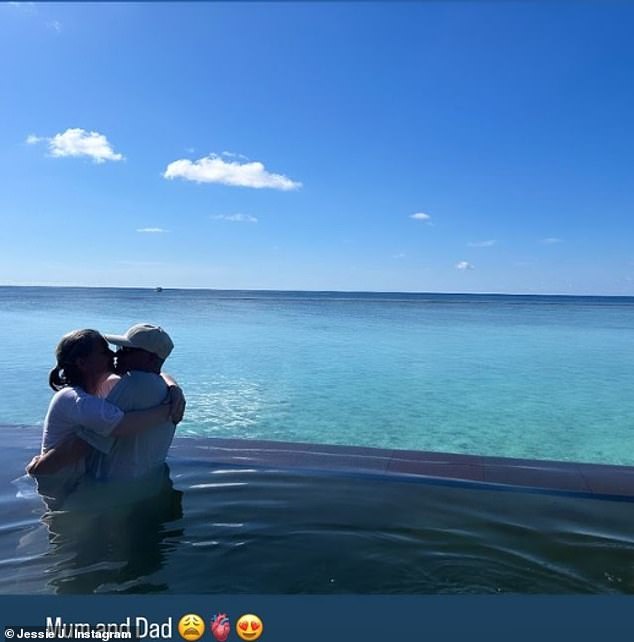 Sweet: На другой фотографии Джесси и Чанан вместе обнимаются в пейзажном бассейне.  Джесси подписала снимок, сказав своему отцу, который присоединился к празднику: «Мама и папа».