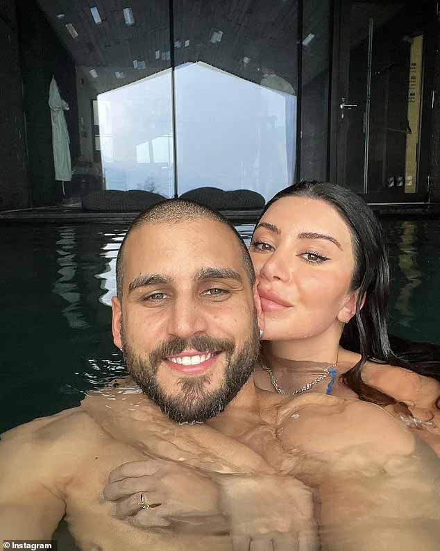 Марта Калифатидис из Married At First Sight решила подстричь свою мать Мэри и во вторник поделилась забавными кадрами в своем аккаунте в Instagram.