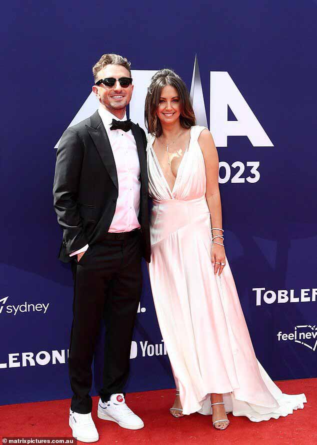 Ведущая новостей шоу Today, которая совместно с комиком Томми Литтлом ведет церемонию награждения, заставила сердце биться чаще, когда она появилась без бюстгальтера в белом платье с глубоким вырезом.