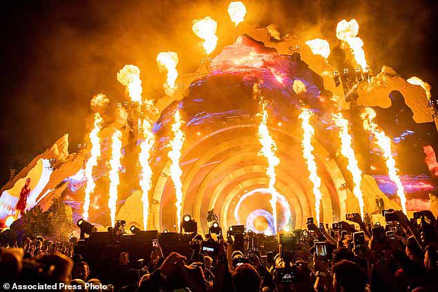 Откровенно: Трэвис Скотт рассказал, что он «опустошен» катастрофой Astroworld, в результате которой 10 человек погибли в результате наплыва толпы на его концерте 5 ноября 2021 года в Хьюстоне, на снимке в первый день музыкального фестиваля Astroworld.