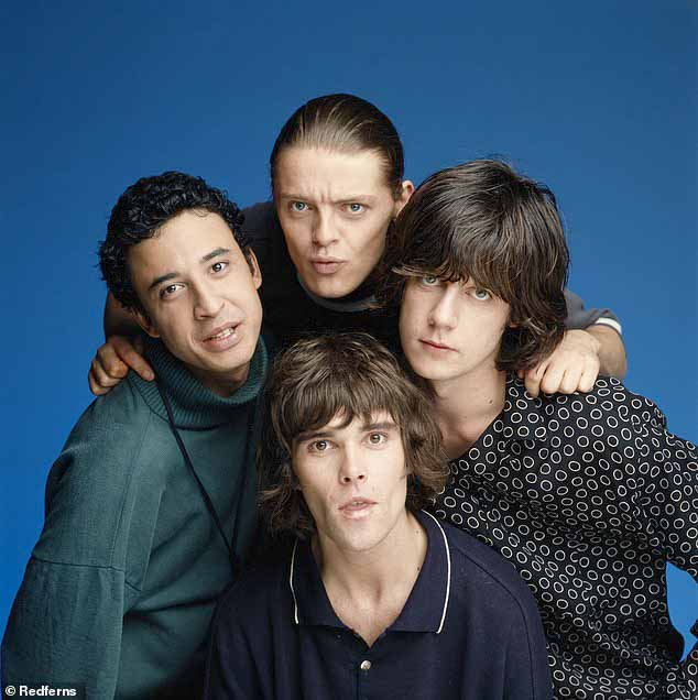 Ян Браун с The Stone Roses в 1990 году. Слева направо: Рени, Мани (вверху), Ян Браун (внизу) и Джон Сквайр.