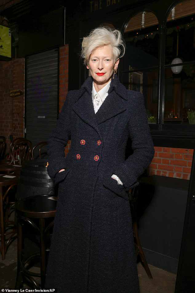 63-летняя актриса «Доктора Стрэнджа» продемонстрировала утонченную фигуру в белой рубашке и твидовом пиджаке, создавая фурор на мероприятии.