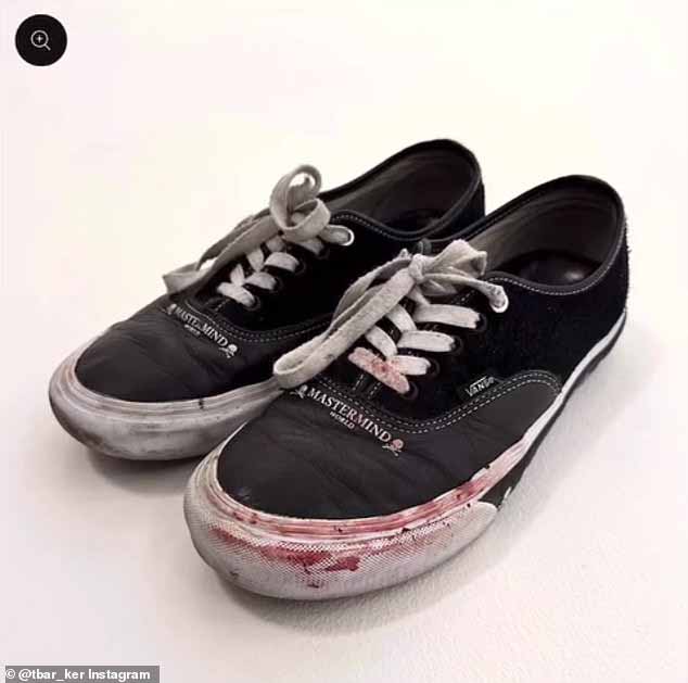 Обувь Vans Vault x Mastermind World размером 9,5 рекламировалась как «с настоящими брызгами крови!»  от коллекционной компании Trophy