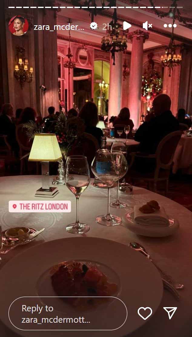 Пара наслаждалась романтическим ужином в The Ritz в Лондоне.