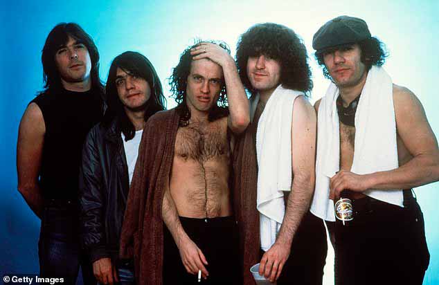 AC/DC продали более 200 миллионов пластинок (LR) басиста Клиффа Уильямса, ритм-гитариста Малкольма Янга, Ангуса Янга, барабанщика Саймона Райта и певца Брайана Джонсона (1983).