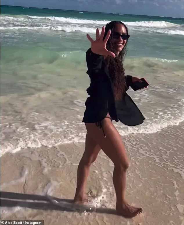 Бывший футболист Алекс Скотт, 39 лет (на фото) и ее подруга поп-звезда Джесс Глинн, 34 года, в воскресенье отправились в Instagram, чтобы поделиться впечатлениями о своем солнечном праздничном отдыхе.