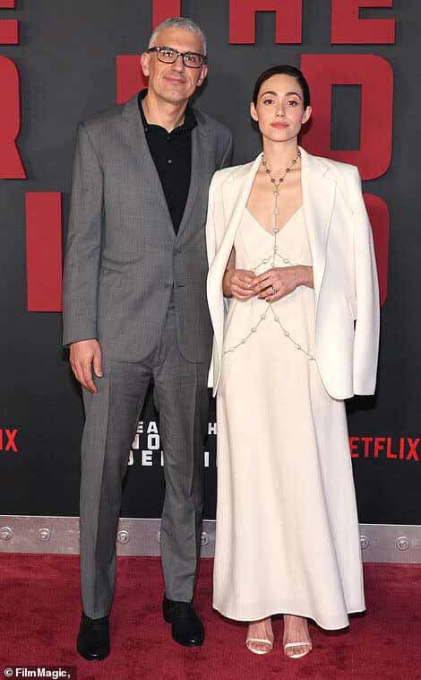 Идеальное совпадение: во время посещения премьеры фильма Netflix «Оставь мир позади», режиссером и продюсером которого была Эсмаил, влюбленные выглядели на каждый дюйм влюбленной парой, когда они прибыли в Парижский театр в Нью-Йорке.