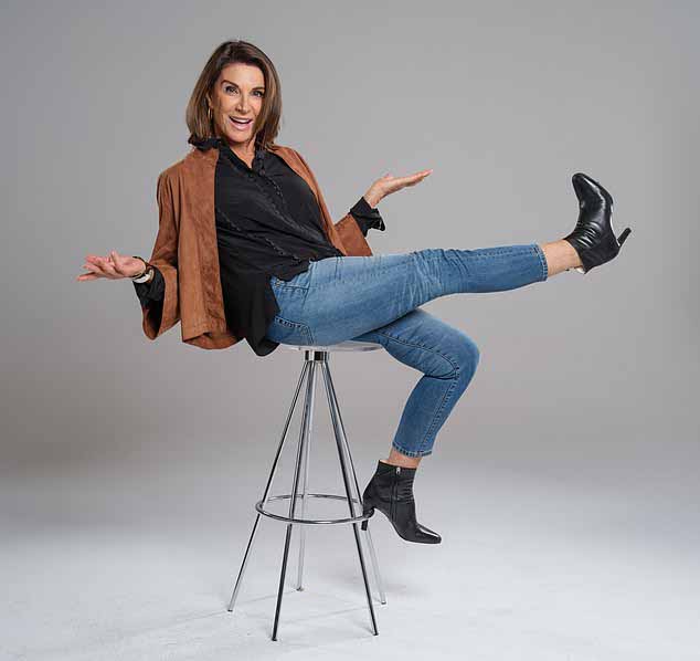 С 2021 года опытный дизайнер ведет собственное шоу Tough Love with Hilary Farr.