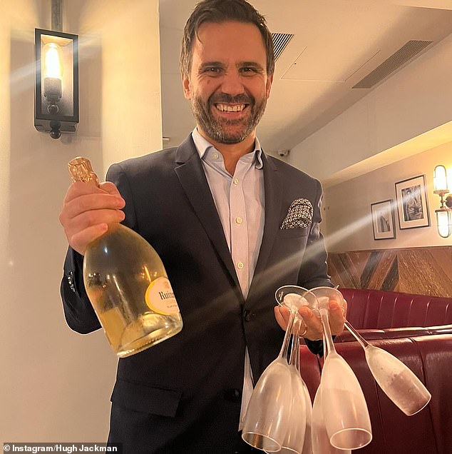 55-летняя звезда «Росомахи» выпила бутылку шампанского Ruinart Blanc de Blancs NV стоимостью 100 фунтов стерлингов во время ужина в гриль-баре Gordon Ramsey (на фото персонал ресторана)