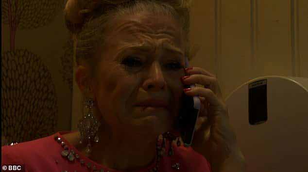 Зрители EastEnders были убеждены, что одного жителя Уолфорда выстраивают в очередь, чтобы его обвинили в убийстве на Рождество (Линда Картер (Келли Брайт) на фото после убийства)