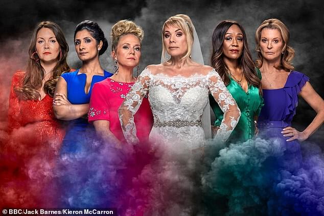 После десяти мучительных месяцев спекуляций фанаты EastEnders наконец узнали, какой персонаж был убит в взрывном рождественском выпуске.