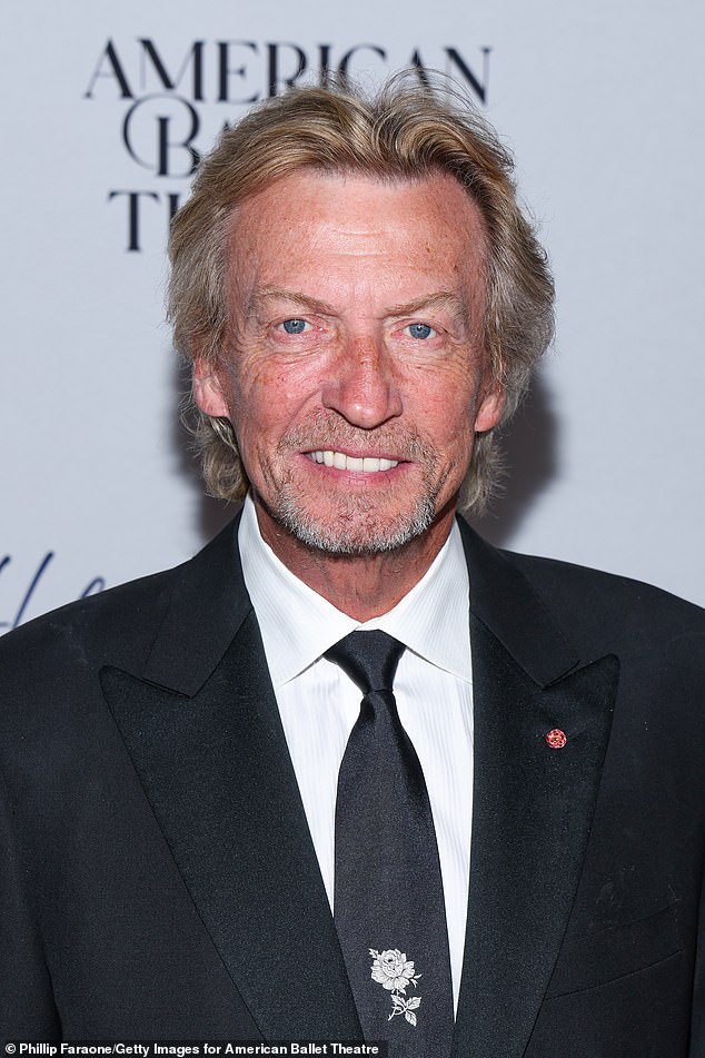 74-летний англичанин (на фото 11 декабря) заявил TMZ в субботнем заявлении: «Сказать, что я шокирован и опечален обвинениями, выдвинутыми против меня Паулой Абдул, — это дикое преуменьшение».