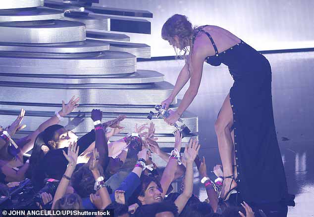 Тейлор Свифт попросила своих Swifties взять напрокат ее расширенную версию The Eras Tour в честь ее 34-летия после того, как фанаты раскритиковали ее за непомерную плату за просмотр фильма по запросу.