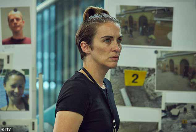 Звезда Line Of Duty Вики МакКлюр во вторник была удостоена звания MBE королем Карлом III в Виндзорском замке и по этому случаю надела стильные ботинки на металлическом каблуке.