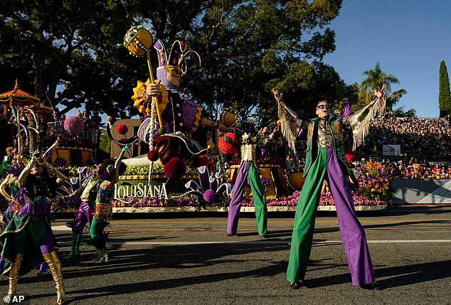 Танцоры выступают рядом с платформой Explore Louisiana.