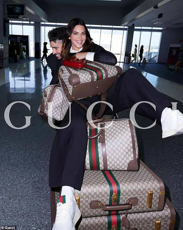 Кендалл и Плохой Банни вместе снялись в рекламной кампании Gucci Valigeria прошлой осенью.
