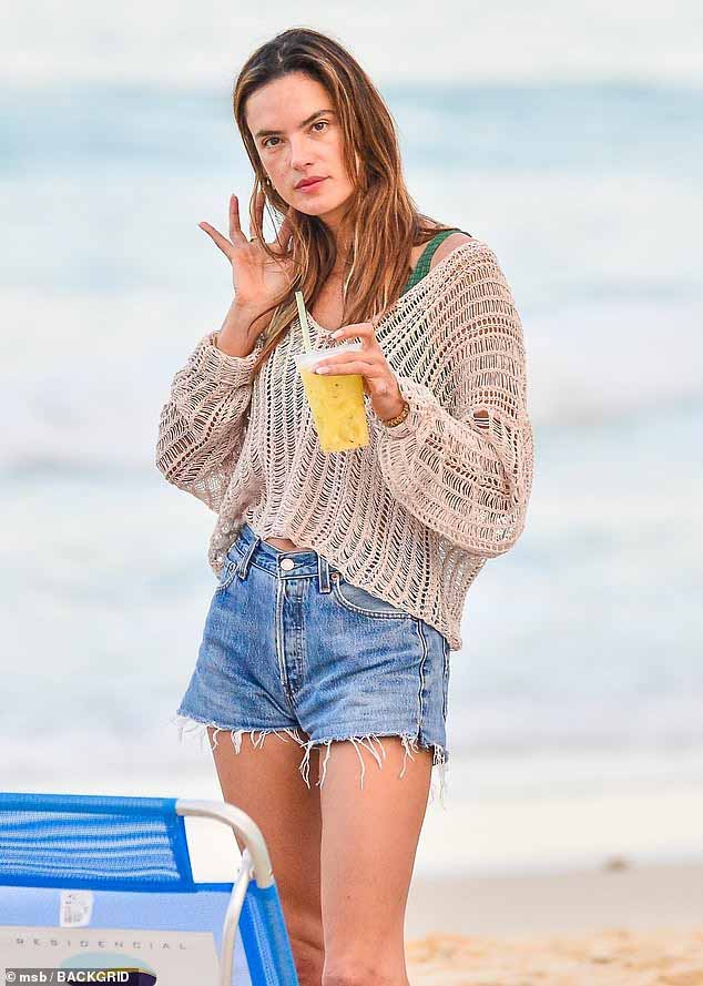 Бывший ангел Victoria's Secret, 42 года, продемонстрировала свои невероятно подтянутые ноги в джинсовых шортах, которые она сочетала с бежевым топом с длинными рукавами, связанным крючком.