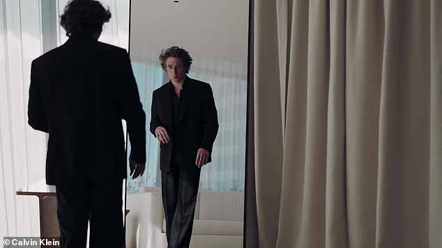 Calvin Klein опубликовал видео, на котором Уайт появляется на церемонии вручения премии «Золотой глобус» перед церемонией награждения.