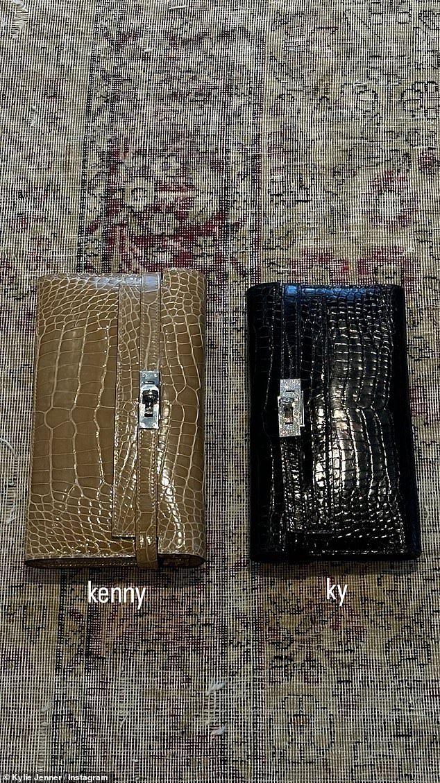 Наконец, она опубликовала фотографию их кошельков Hermes из змеиной кожи, лежащих рядом друг с другом и выглядящих почти одинаково, за исключением того, что ее кошельки немного меньшего размера и сделаны из черной кожи по сравнению с коричневым кошельком Кендалл.