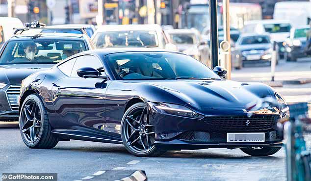 49-летнего дизайнера видели разъезжающим по улицам Лондона на Ferrari, который разгоняется от 0 до 60 миль в час за 3,4 секунды и имеет максимальную скорость 199 миль в час.