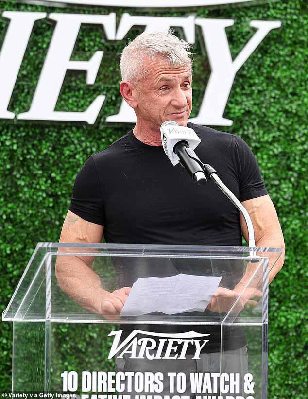 63-летний Шон Пенн щеголял новыми платиновыми белыми локонами на церемонии вручения наград Creative Impact Awards от Variety и бранче «10 режиссеров, которые стоит посмотреть» в Палм-Спрингс в пятницу.