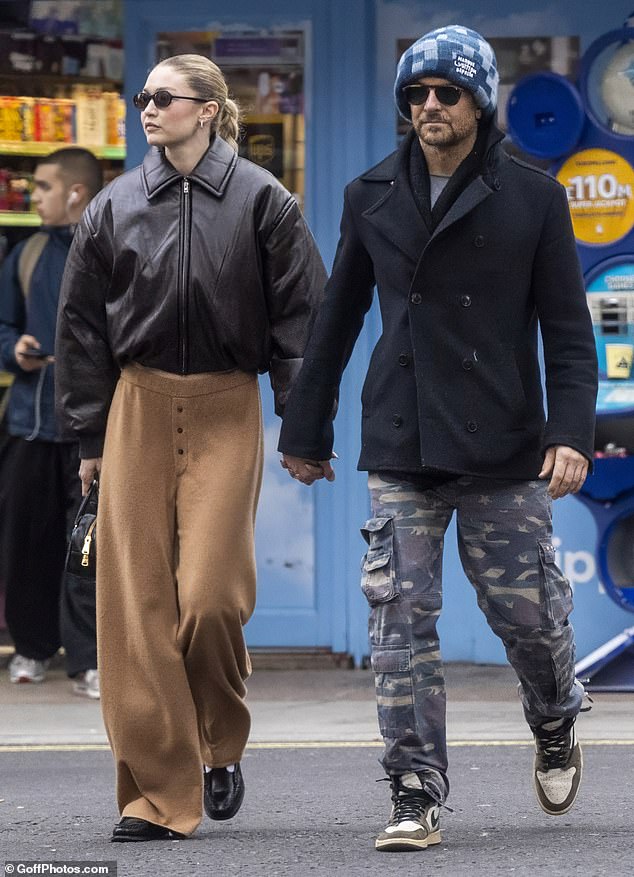 49-летняя звезда «Маэстро» укрепила их отношения, когда они шли рука об руку, что является примечательным жестом для известной частной пары.
